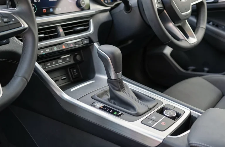 Sélecteur de boîte de vitesses e-DCT6 d'une voiture hybride 136, vue intérieure réaliste du centre de la console